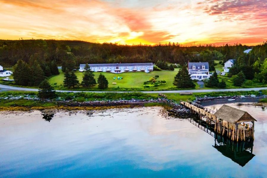 Buitenaanzicht van Marmalade Motel in Port Dufferin tijdens een rondreis door Atlantisch Canada