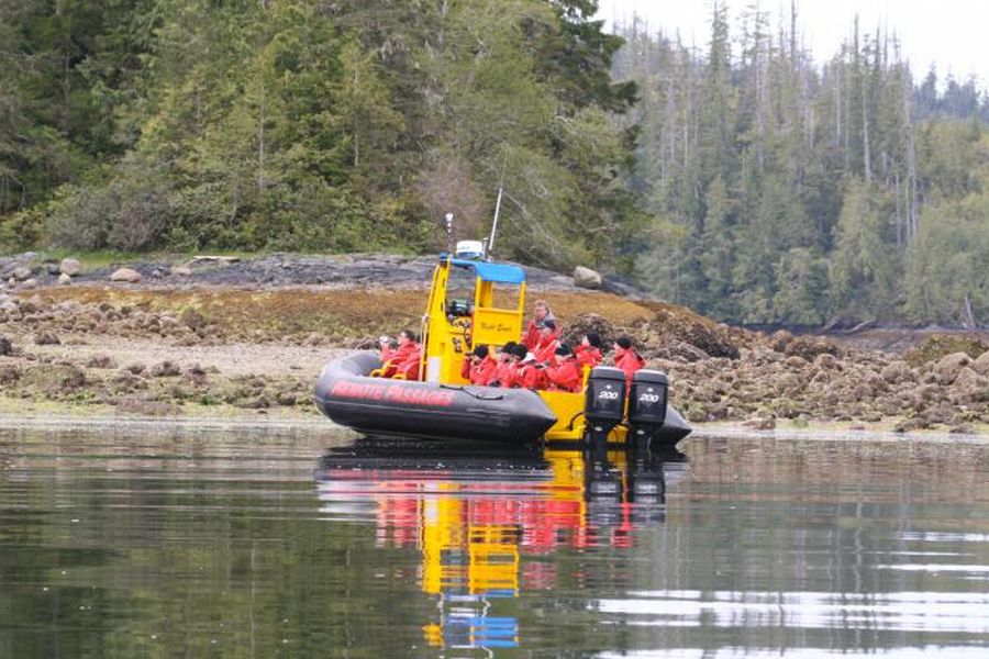Boot langs de kust van Vancouver Island tijdens een wildlife excursie in Canada.
