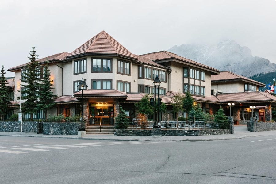 Buitenaanzicht van Elk + Avenue Hotel in Banff tijdens een rondreis door West-Canada