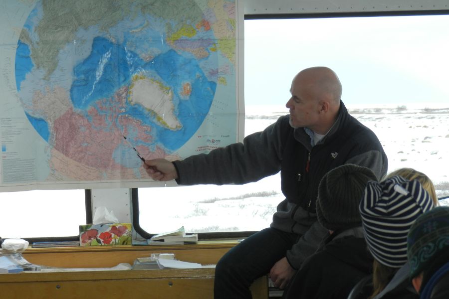 Gids geeft uitleg tijdens ijsberen excursie over de tundra van Churchill in Manitoba in Canada.