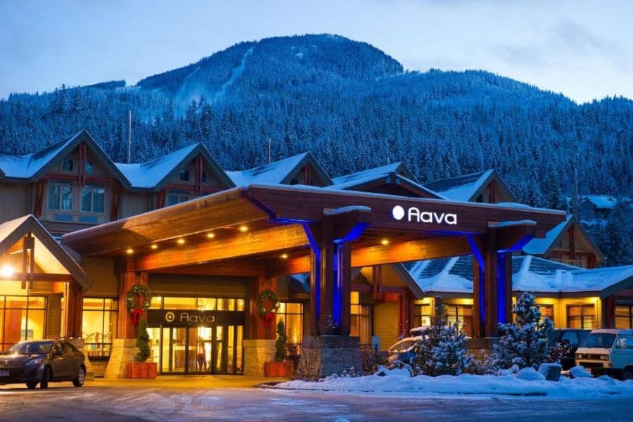 Vooraanzicht van het Aava Hotel in Whistler tijdens een wintervakantie in Canada