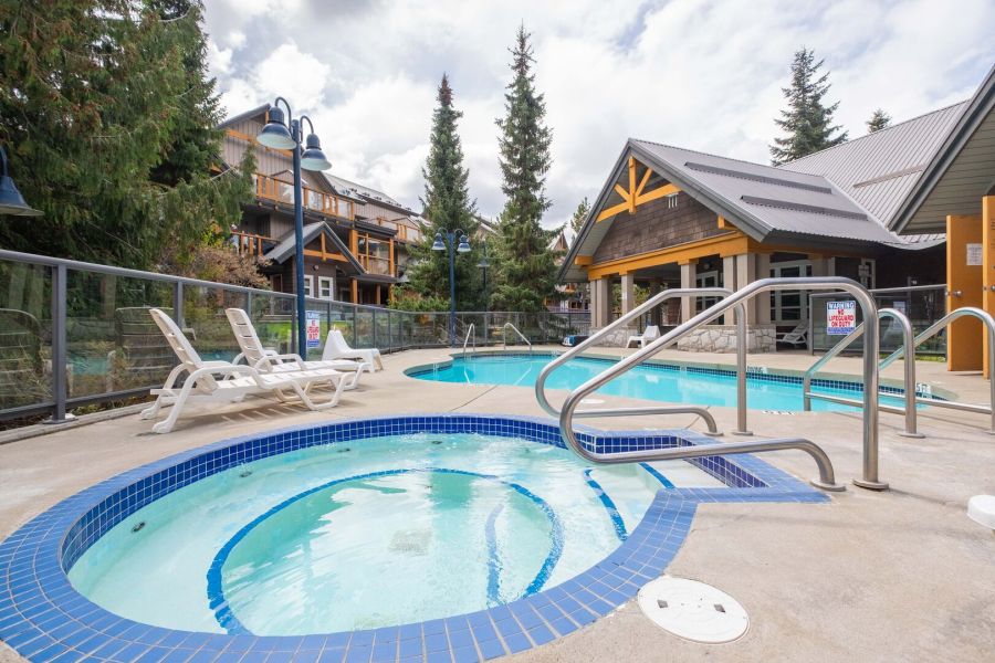 Zwembad bij het Glaciers Reach Appartementencomplex in Whistler tijdens een wintersportreis naar Canada