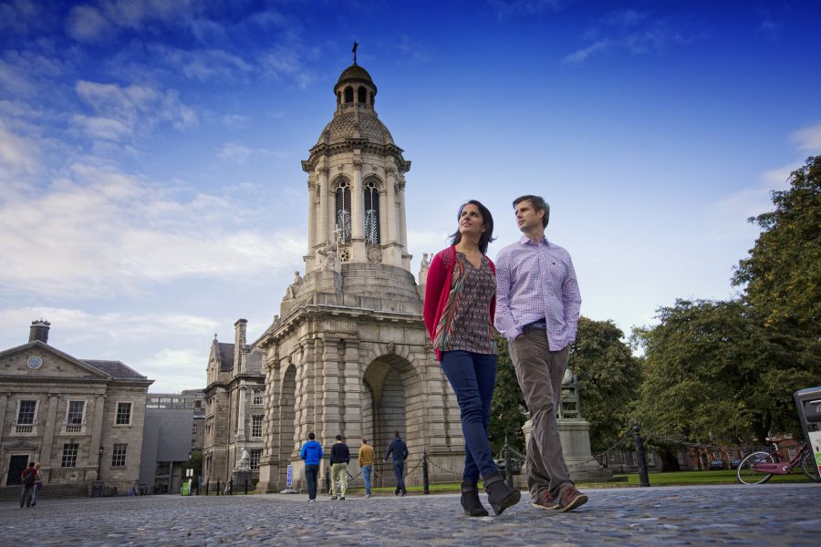 Twee mensen lopen langs Trinity College