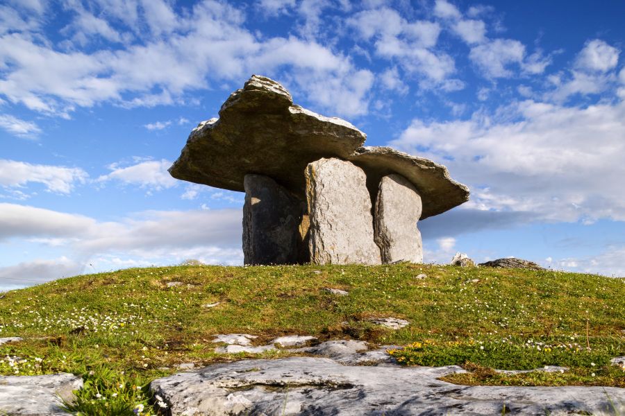 The Burren Poulnabrone dolmen autorondreis Ierland B&B