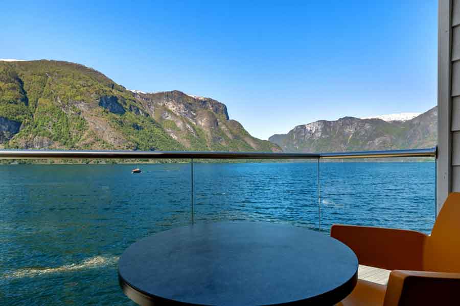 Uitzicht van Wangen apartments  over de Aurlandsfjord