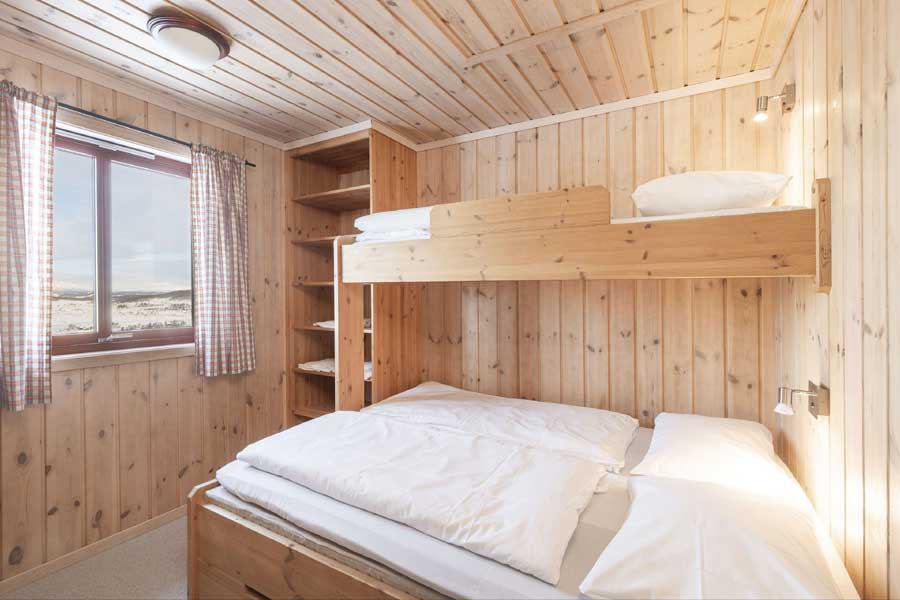 Slaapkamer met tweepersoonsbed en alkoof Fjellsyn chalets