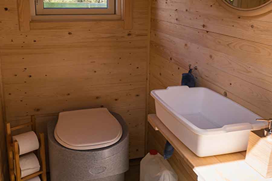 toilet bij floating cabin  bij Sommarhagen in Boxholm in Zweden 