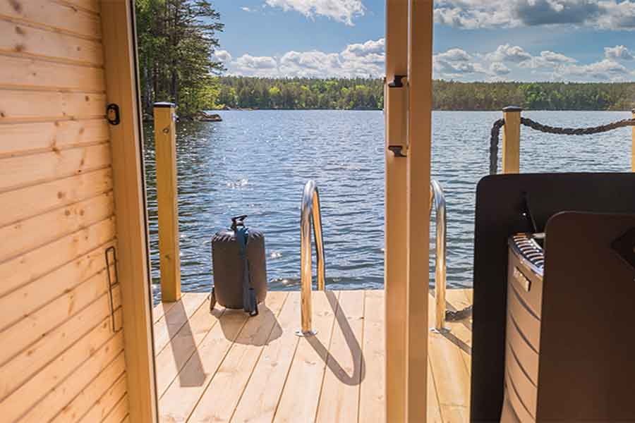 Uitzicht vanuit de floating cabin bij Sommarhagen in Boxholm in Zweden 