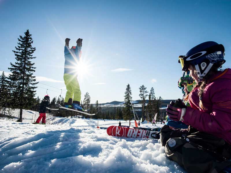 Skiërs in het funpark van Kläppen