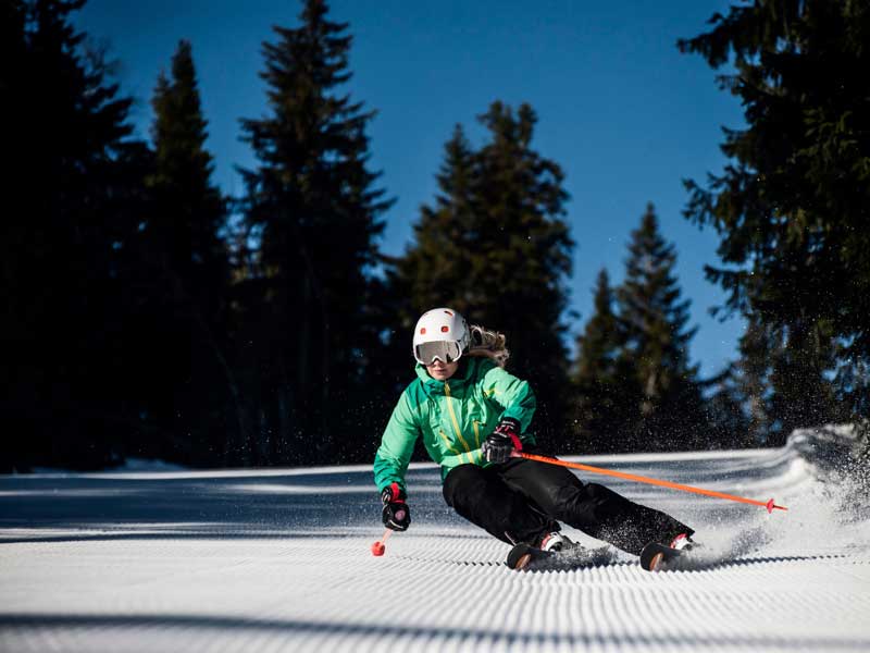 Skiër skied parallel van de piste af in Kläppen, Zweden