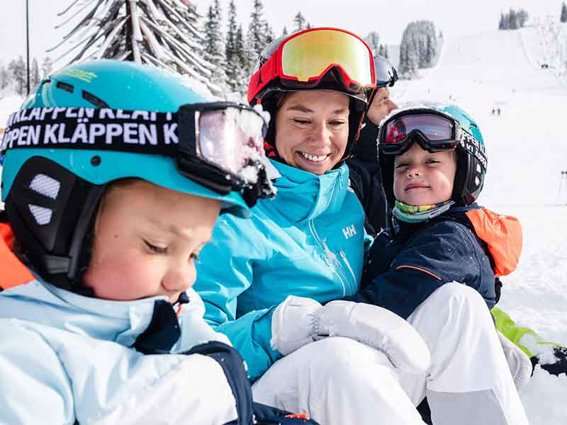 Skiërs zitten in de sneeuw in Kläppen, Zweden