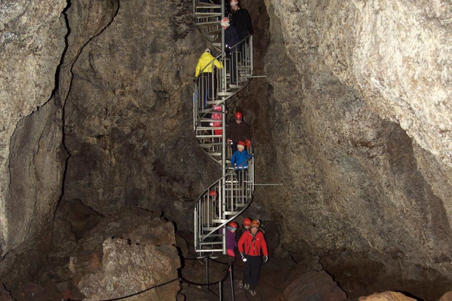 Vatnshellir lavagrot West-IJsland